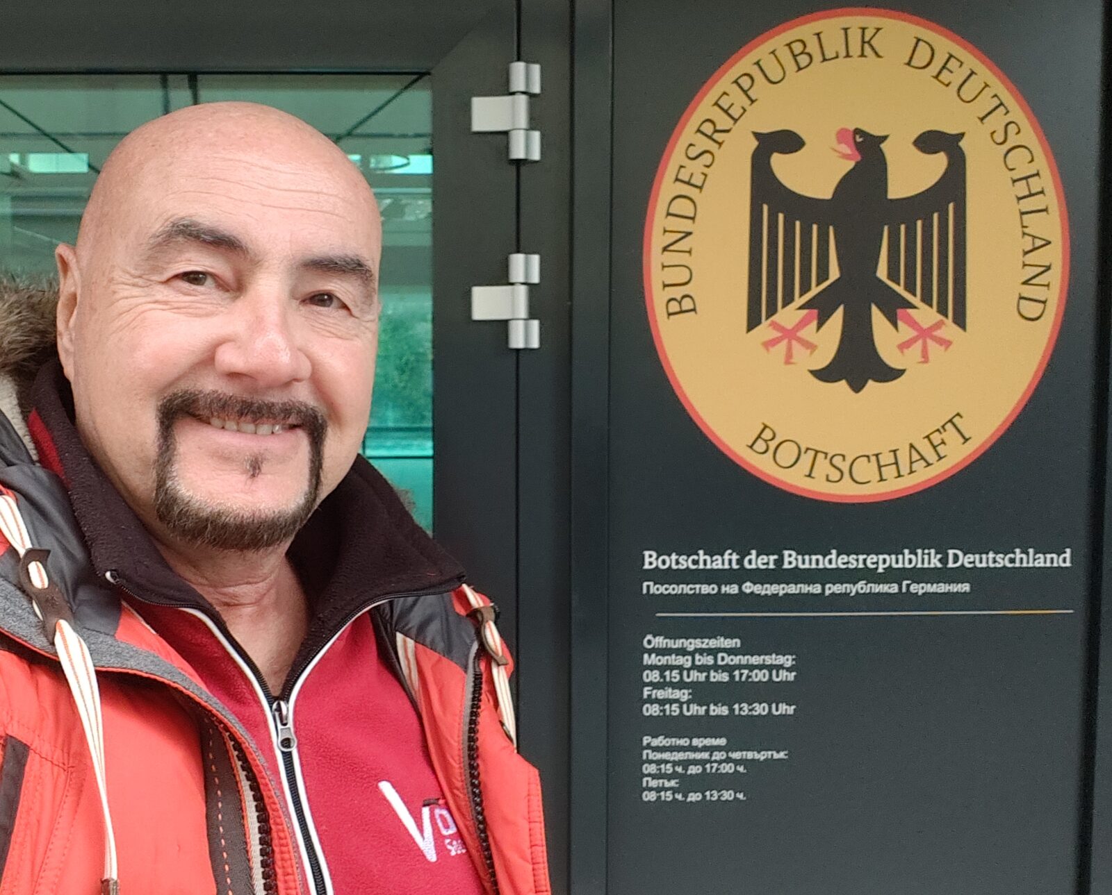Vor der Deutschen Botschaft in Sofia